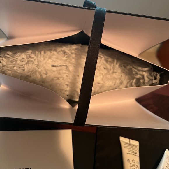 CHANEL Le Blanc and La Mousse Samples w/Extras - Picture 4 of 8